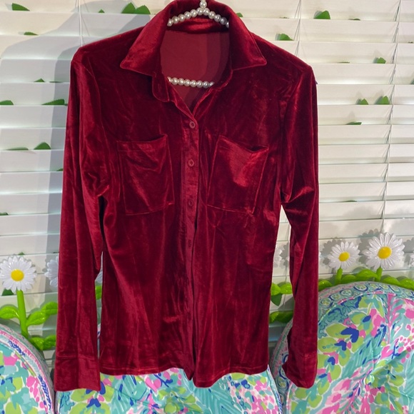 Deep red velvet top with pockets cute for the holidays - Picture 1 of 7
